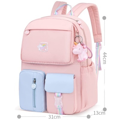 Mochila rosa com bolsos azuis e chaveiro unicórnio