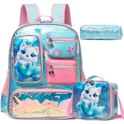 Conjunto mochila, lancheira e estojo com padrão de escamas azuis holográficas e desenho de gato sereia.