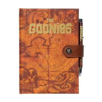 Caderno THE GOONIES castanho com ilustrações, fecho com botão e caneta preta