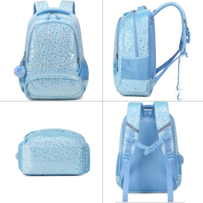 Mochila azul clara brilhante com padrão de corações e estrelas prateados