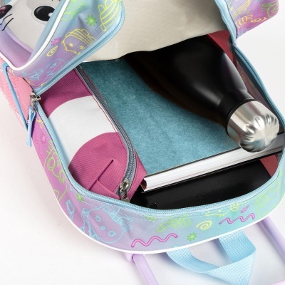 Mochila infantil aberta com garrafa preta, caderno e estojo rosa