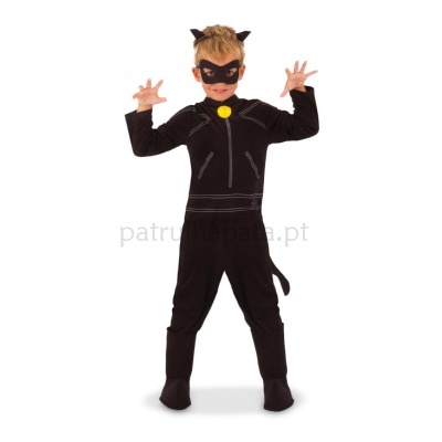 Criança a usar fato de gato preto com máscara e orelhas em fundo branco