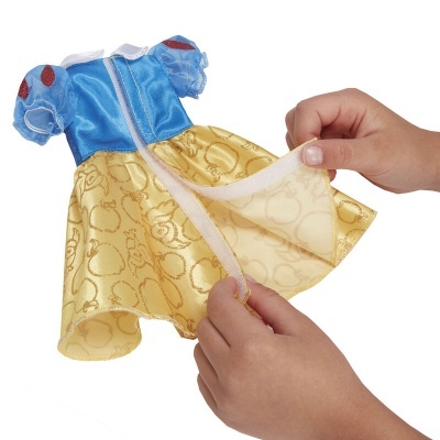 Vestido azul e amarelo para boneca com fecho de velcro sendo segurado por mãos