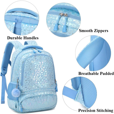 Mochila azul com padrão de corações e pompom pendurado