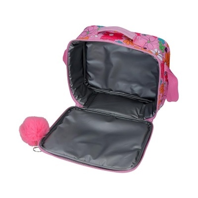 Mala térmica rosa com padrão floral e pompom pendurado