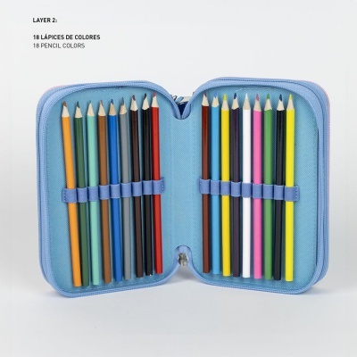 Estojo azul aberto com 18 lápis de cor coloridos e texto ao lado