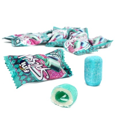 Rebuçados embalados coloridos com texto 'gum Pallin' e rebuçado azul partido