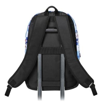 Mochila preta com padrões azuis e brancos pendurada numa estrutura metálica