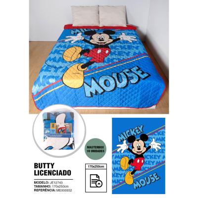 Edredão infantil azul com estampa do Mickey Mouse e a palavra MOUSE.