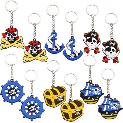Porta-chaves de metal com temas piratas coloridos como caveiras, âncoras, baús e navios.