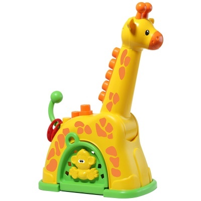 Brinquedo infantil amarelo em forma de girafa com base verde