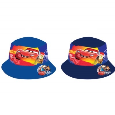 Dois chapéus azuis com estampas do filme Cars e personagem Relâmpago McQueen