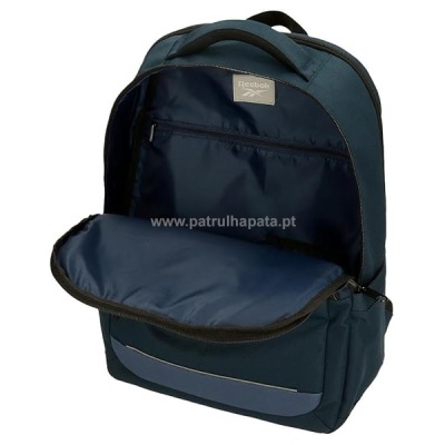 Mochila azul escuro aberta com bolso frontal e etiqueta Reebok cinza