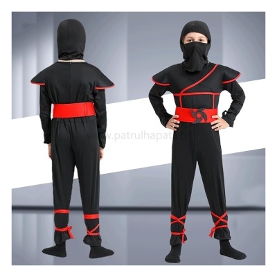 Fato ninja preto com detalhes vermelhos e cinto largo vermelho