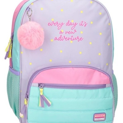 Mochila lavanda, azul claro e rosa com pompom e texto inspirador.