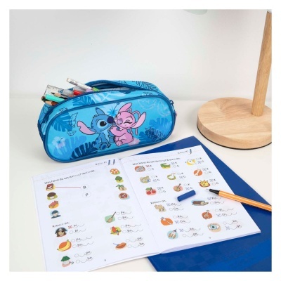 Estojo escolar azul com personagens Stitch e Angel, caderno aberto e canetas numa mesa branca