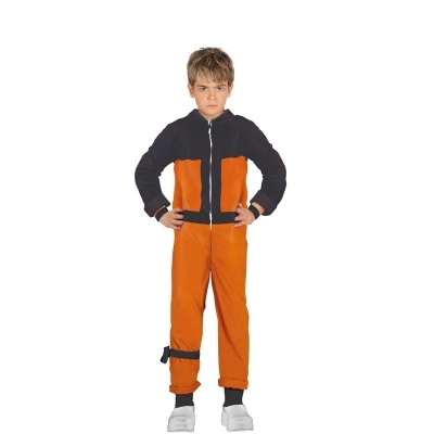 Criança vestindo conjunto desportivo laranja e preto