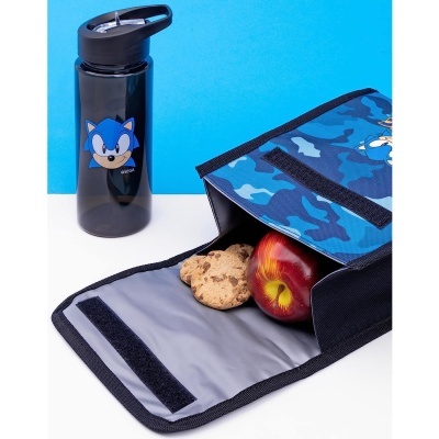 Garrafa preta com desenho do Sonic e bolsa térmica azul camuflada aberta com maçã e bolachas
