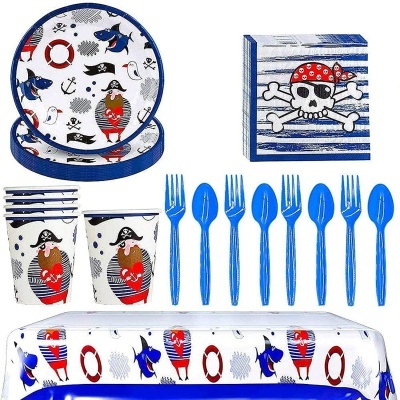 Conjunto de festa infantil com tema de pirata com pratos, copos, talheres, guardanapos e toalha com desenhos de piratas e caveiras
