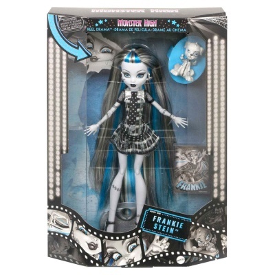 Boneca Frankie Stein da Monster High em embalagem com design cinemático e ilustrações em preto e azul