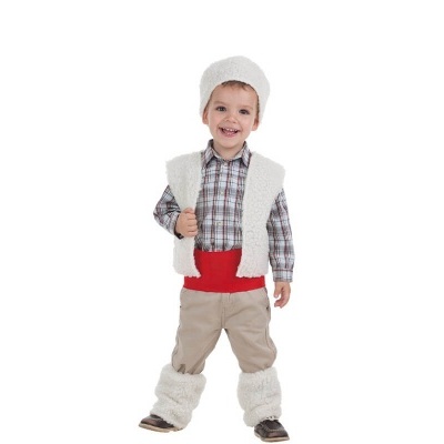 Criança vestida com colete, gorro e caneleiras peludos brancos, camisa xadrez, calças bege e cinto vermelho