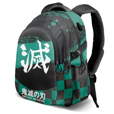 Mochila preta e verde com padrão xadrez e texto em japonês e inglês