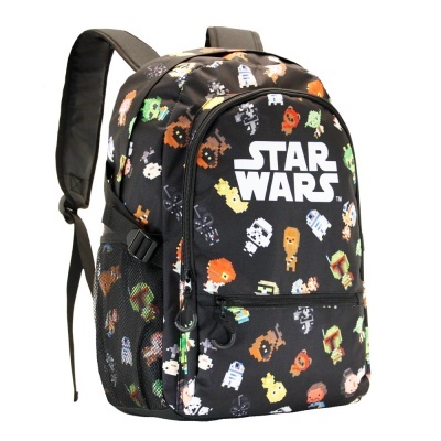 Mochila preta Star Wars com personagens pixelizados coloridos e texto branco