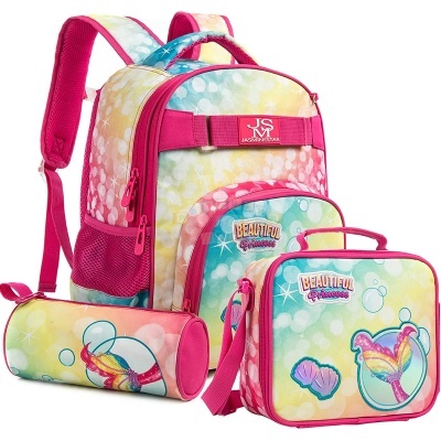 Conjunto escolar colorido com mochila, estojo e lancheira decorados com padrão de cores e textos