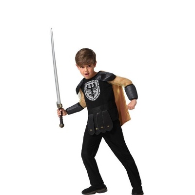 Menino com fato de cavaleiro preto e espada em fundo branco