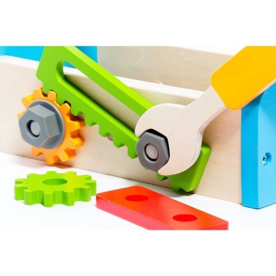 Brinquedo de ferramentas de madeira colorida com engrenagens e chave inglesa