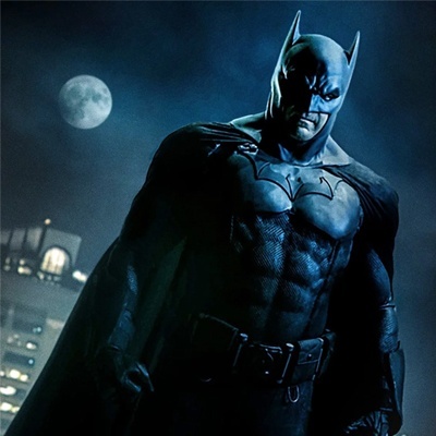 Figurino de Batman preto com capa e máscara, cenário noturno com lua cheia