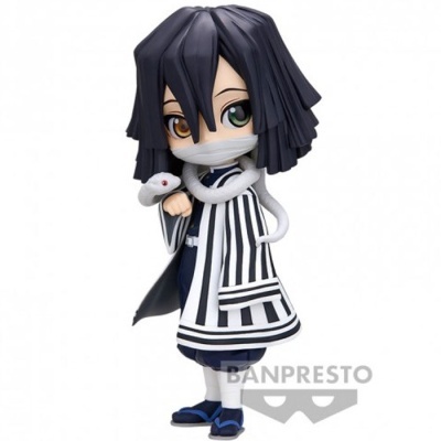 Figura chibi de personagem com cabelo preto e roupa preta e branca com cobra branca