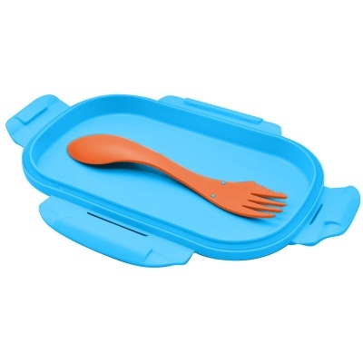 Tabuleiro azul com spork laranja em cima