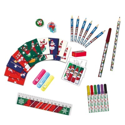 Material escolar natalício com lápis, canetas, régua, cartões e borrachas sobre fundo branco.