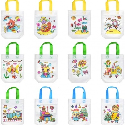 Doze sacos de pano branco com alças coloridas e desenhos infantis coloridos