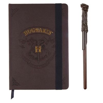 Conjunto com caderno de capa dura castanha com brasão de Hogwarts e pena decorativa