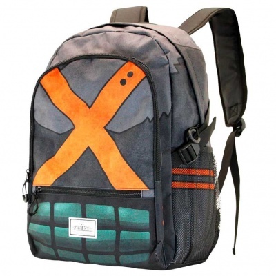 Mochila cinzenta com X laranja grande e riscas verdes, alças marrons e bolso lateral em malha.