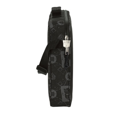 Bolsa preta fina com padrão cinza e fecho metálico