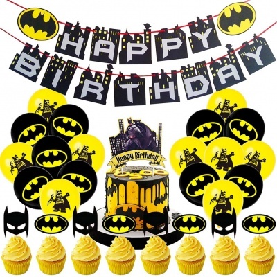 Decoração de festa de aniversário com tema Batman, balões pretos e amarelos, bolo decorado e cupcakes com toppers do Batman