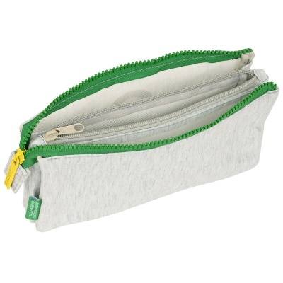 Estojo escolar cinza claro com zíper verde aberto mostrando divisórias internas