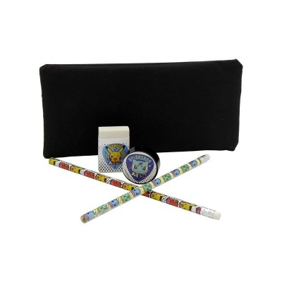 Conjunto de material escolar com estojo preto, borracha, apontador e lápis coloridos