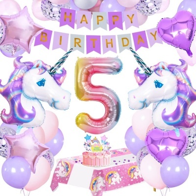 Decoração de festa com balões de unicórnio, número 5, estrelas e coração roxos, com bandeirolas HAPPY BIRTHDAY e mesa decorada