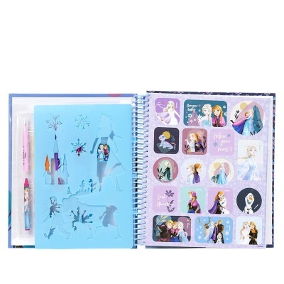 Caderno espiralado aberto com decoração de personagens do filme Frozen