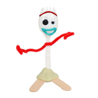 Figura artesanal de garfo plástico com olhos, boca azul, sobrancelha e braços de arame vermelho, pés de madeira e base beige.