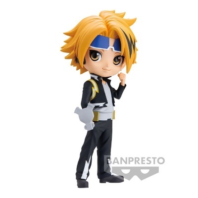 Figura colecionável de personagem com cabelo amarelo e roupa preta