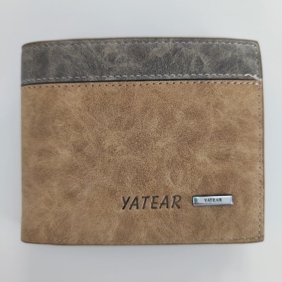 Carteira castanha com detalhes em castanho escuro e texto YATEAR