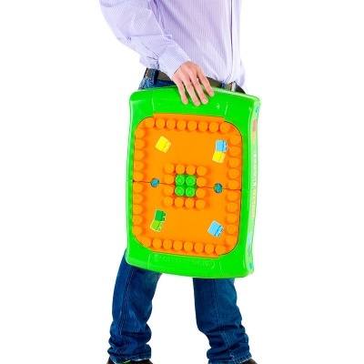 Mala infantil colorida de plástico rígido, verde e laranja, com texturas e detalhes de brinquedo