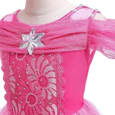 Vestido rosa para criança com mangas transparentes e adereço prateado