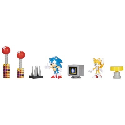 Figuras de brinquedo Sonic, Tails, botões e computador antigo em fundo branco