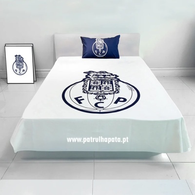 Cama com roupa de cama branca com logótipo azul do FCP